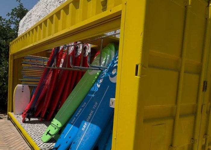 הסבת מכולות באורך 6 מטר למחסן ייעודי לגלשנים עבור בריכת גלים, כולל תריס חשמלי, שיפוץ מקיף ופתרון מותאם אישית לצורכי הלקוח.